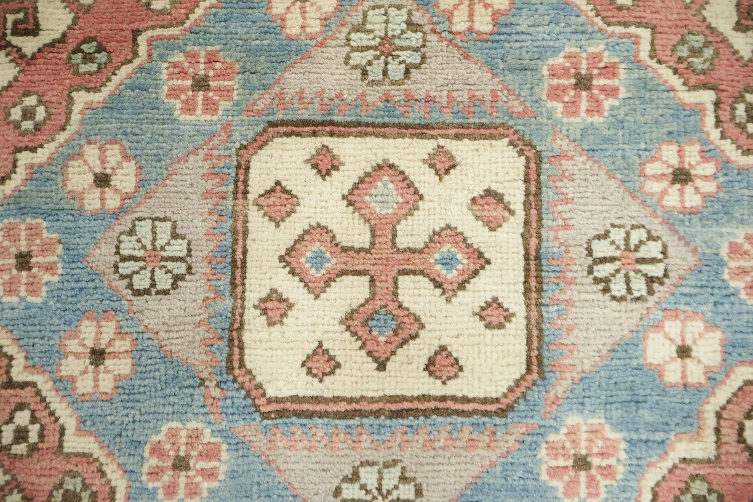 Ivory Kazak Traditional Pattern Rug in Soft Tones for Stylish Décor 7'x10'