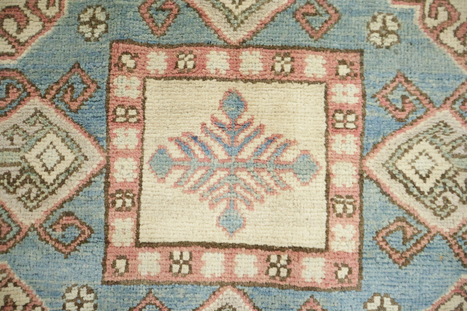 Ivory Kazak Traditional Pattern Rug in Soft Tones for Stylish Décor 7'x10'