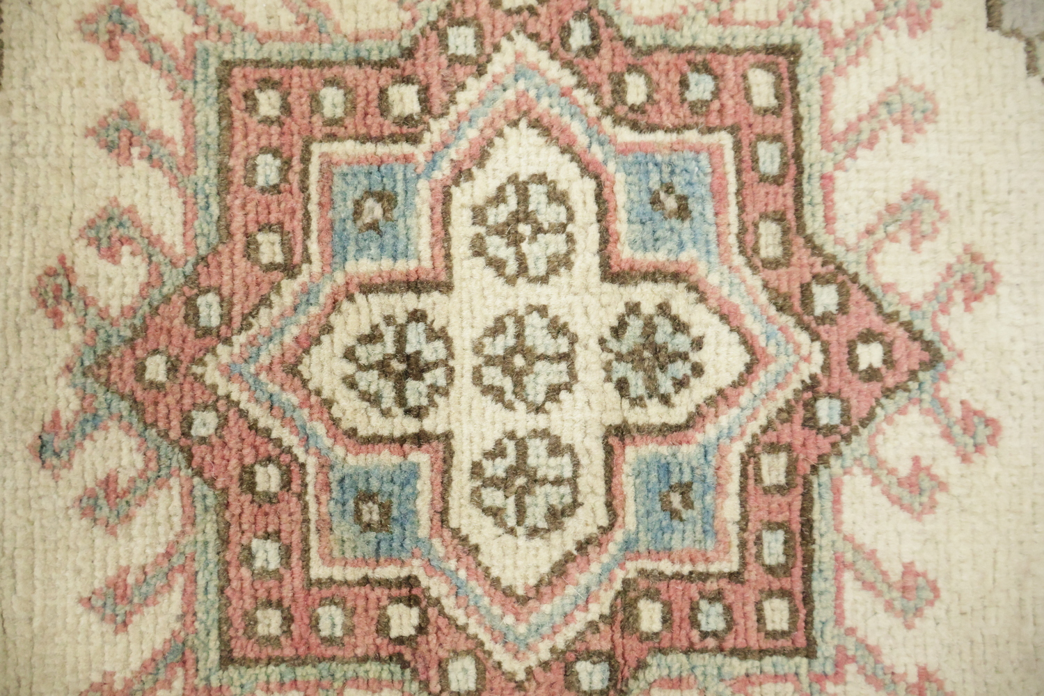 Ivory Kazak Traditional Pattern Rug in Soft Tones for Stylish Décor 7'x10'