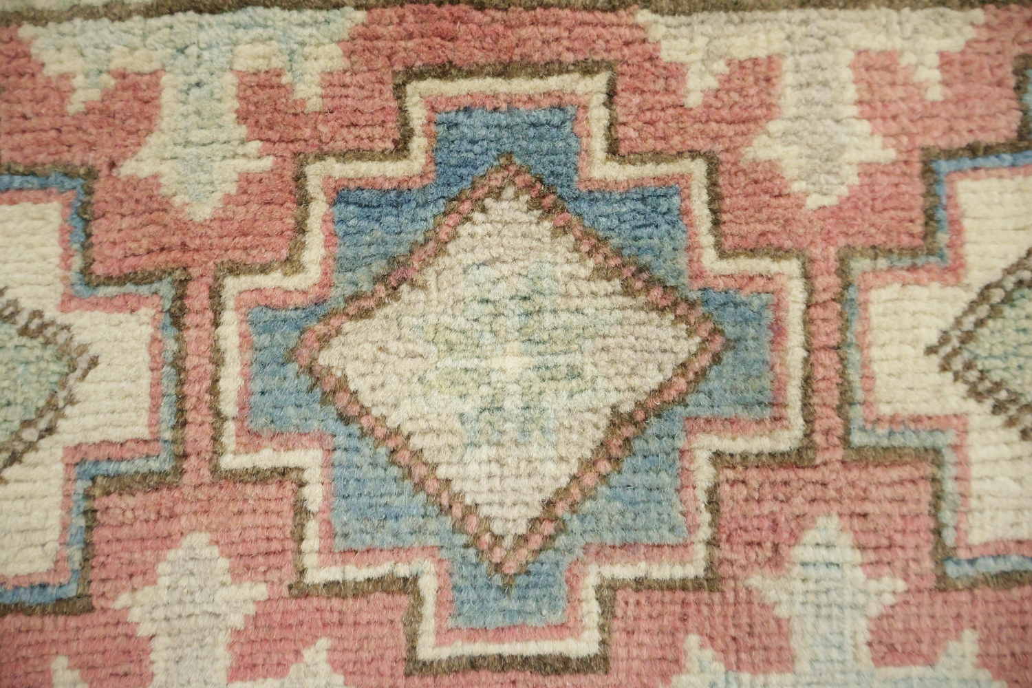 Ivory Kazak Traditional Pattern Rug in Soft Tones for Stylish Décor 7'x10'
