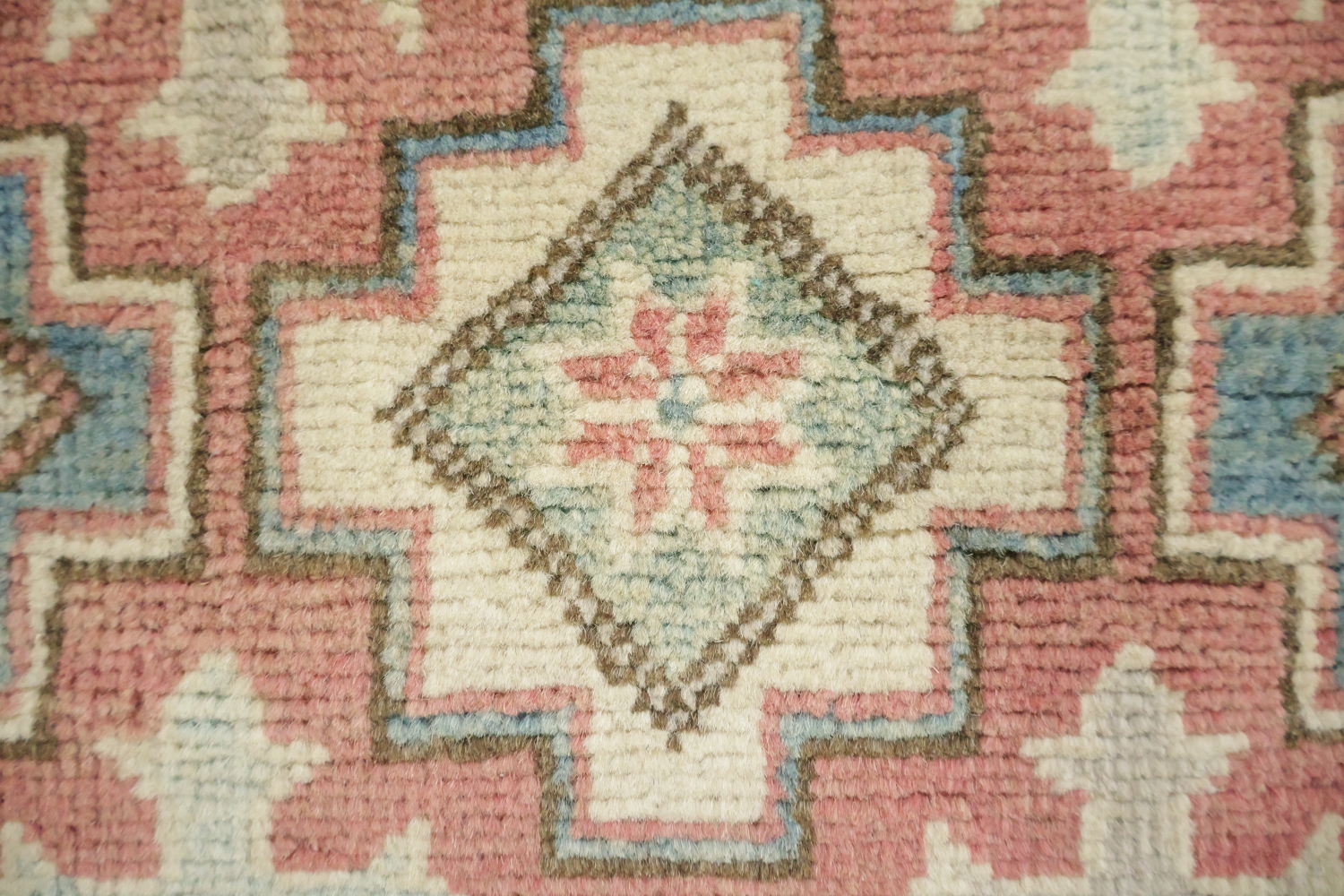 Ivory Kazak Traditional Pattern Rug in Soft Tones for Stylish Décor 7'x10'