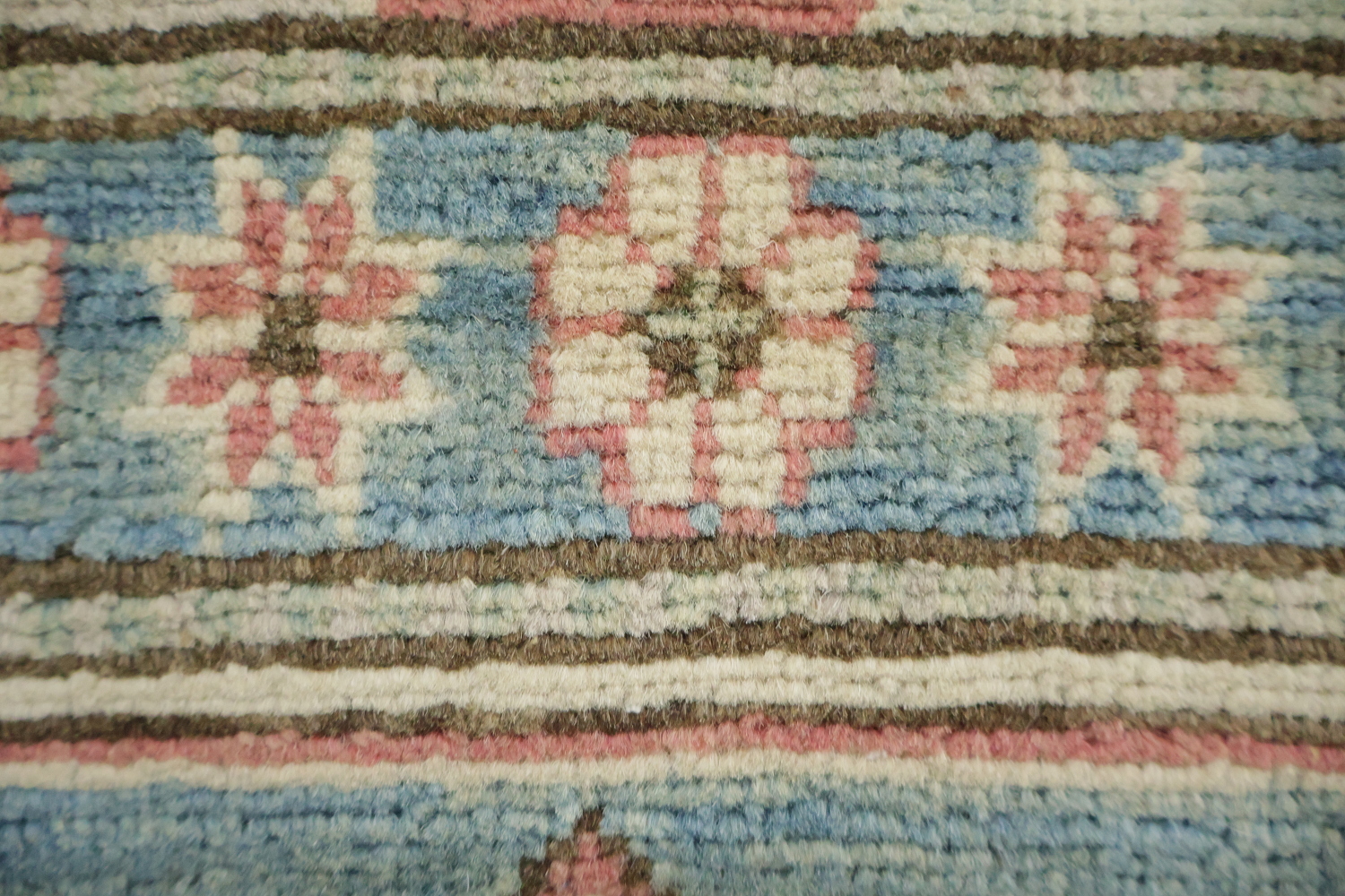 Ivory Kazak Traditional Pattern Rug in Soft Tones for Stylish Décor 7'x10'