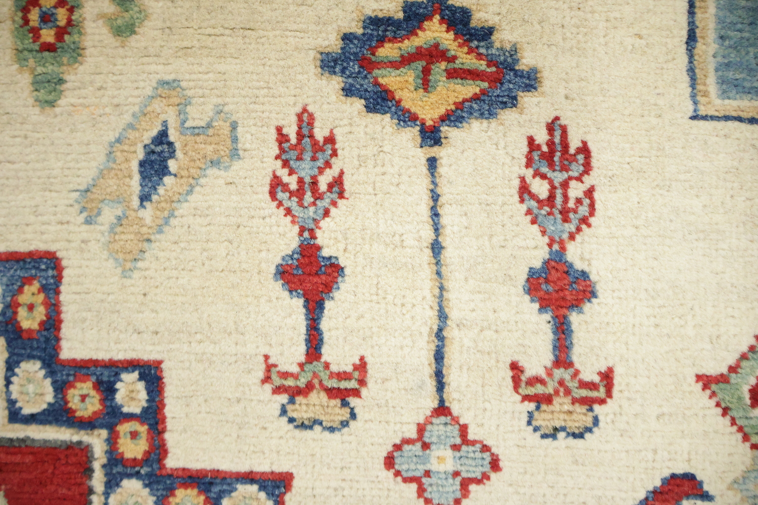 Traditional Red and Blue Rug Ideal for Classic Home Decor 9x12