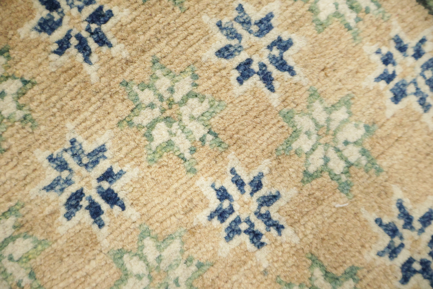Traditional Red and Blue Rug Ideal for Classic Home Decor 9x12