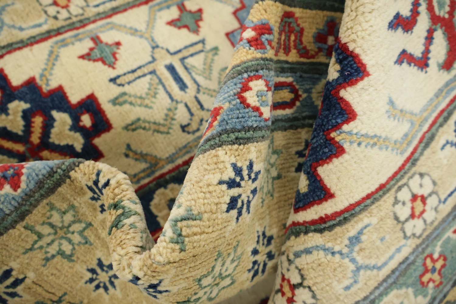 Traditional Red and Blue Rug Ideal for Classic Home Decor 9x12