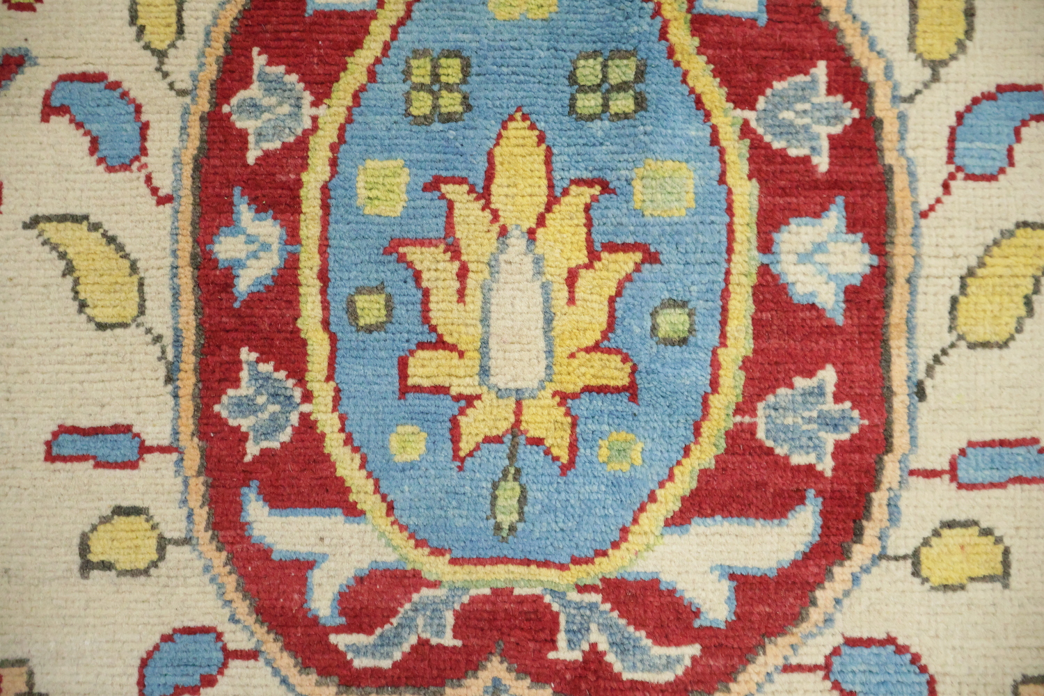 Sophisticated Red and Cream Traditional Rug for Living Space 8'x12'