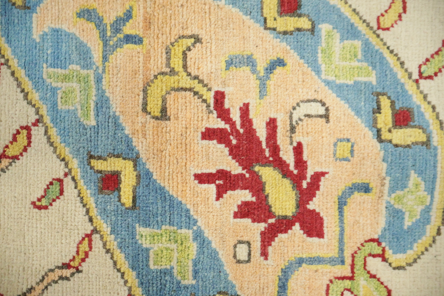 Sophisticated Red and Cream Traditional Rug for Living Space 8'x12'
