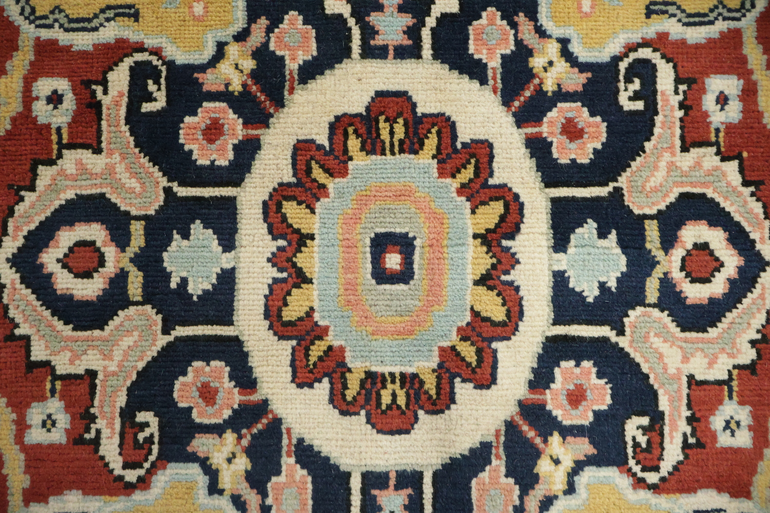 Luxurious Persian-Inspired Heriz Rug in Rich Earth Tones 6'x9'