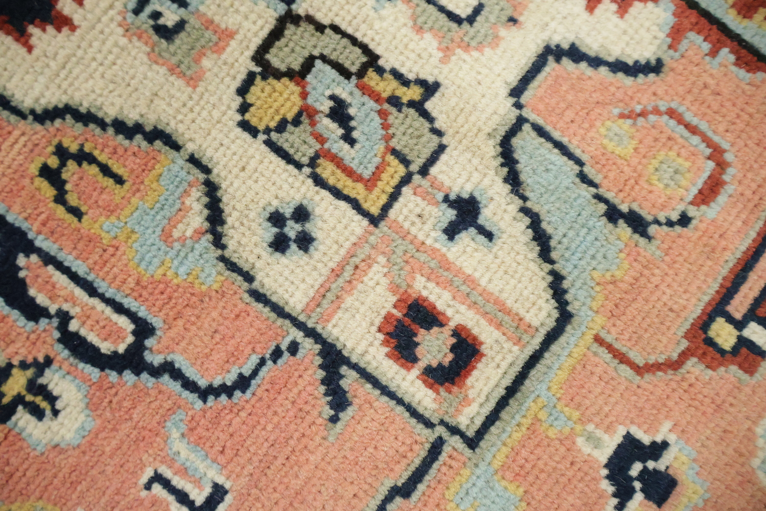 Luxurious Persian-Inspired Heriz Rug in Rich Earth Tones 6'x9'