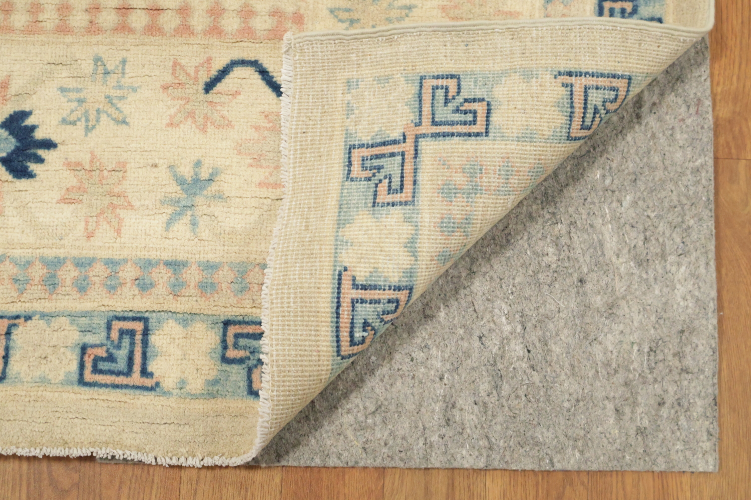 Classic Pattern Cream and Blue Rug for Elegant Living Spaces 8x11