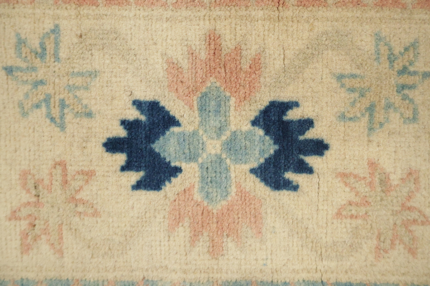 Classic Pattern Cream and Blue Rug for Elegant Living Spaces 8x11