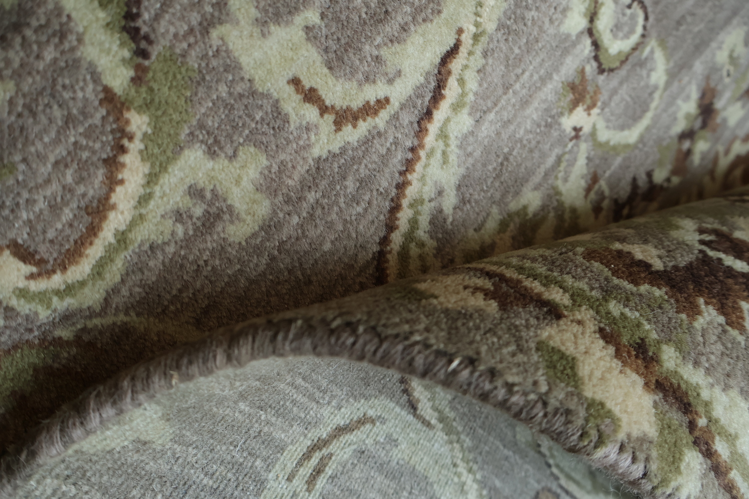 Luxurious Brown Rug with Detailed Paisley Patterns for Living Spaces 9x12