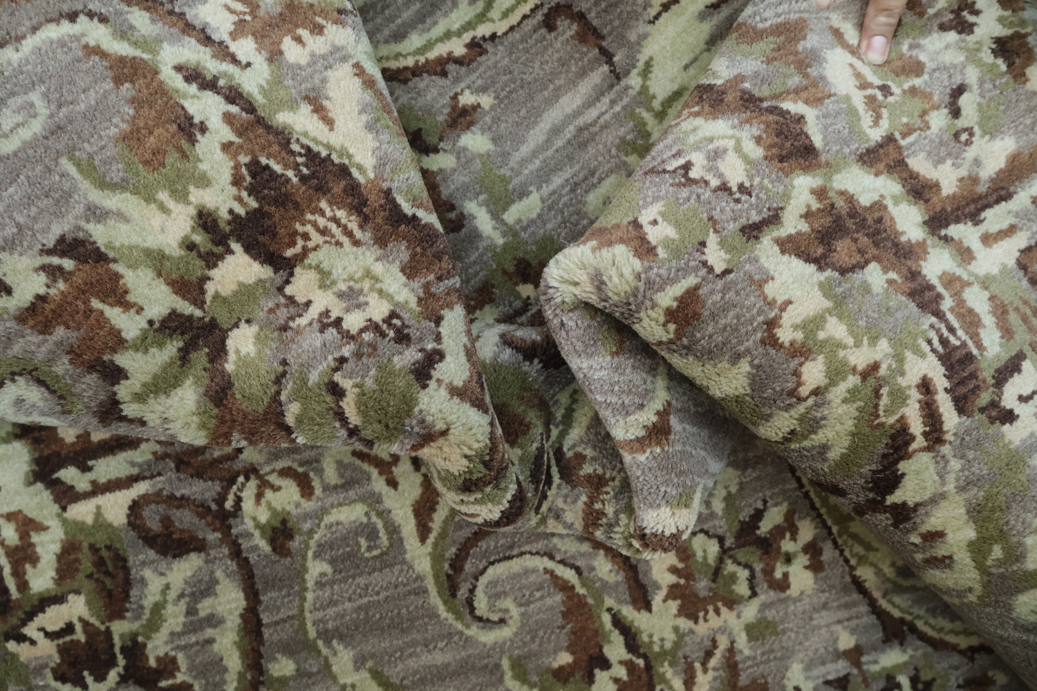 Luxurious Brown Rug with Detailed Paisley Patterns for Living Spaces 9x12