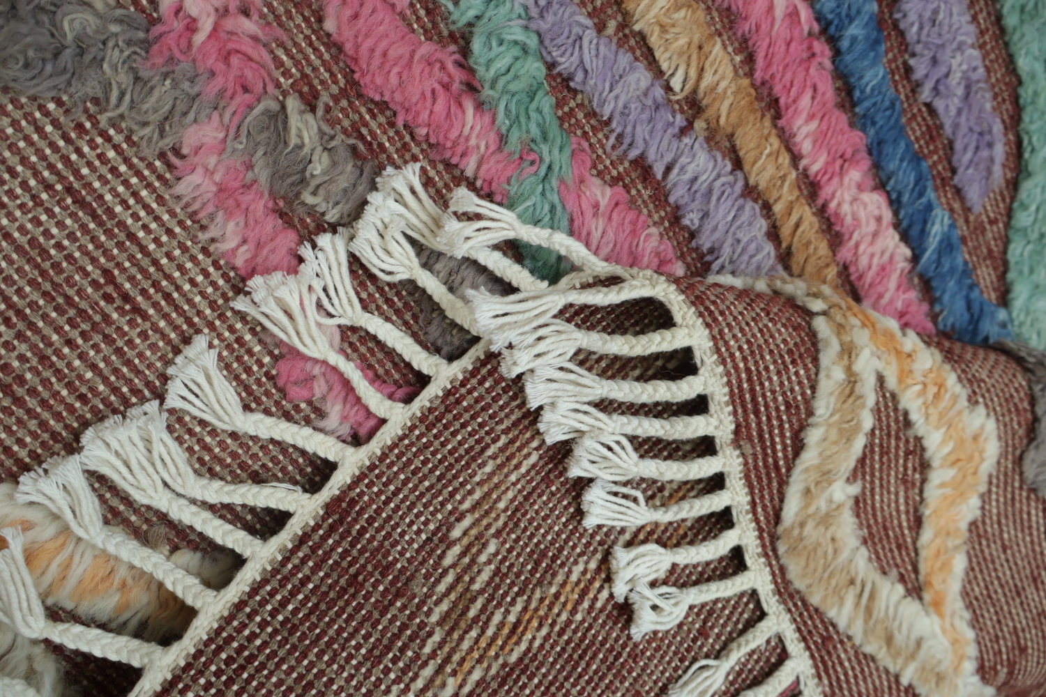 Vibrant Waves and Zigzag Motif on a Contemporary Rug 7x10