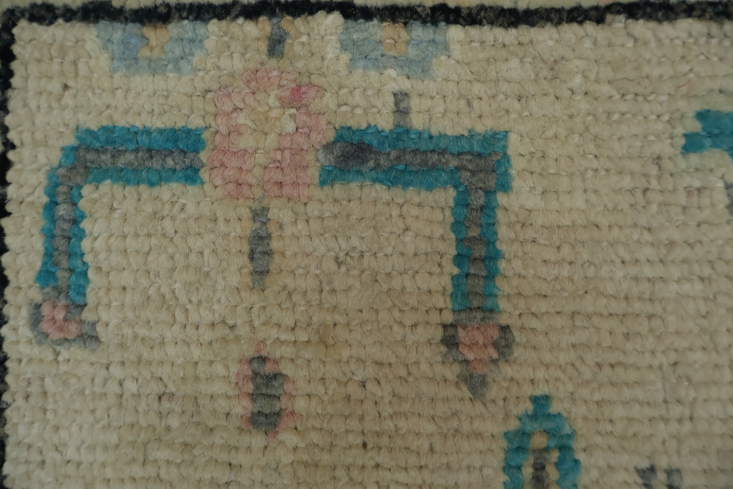 Oushak Turkish Rug with a cream/beige background and blue/turquoise accents 5x6
