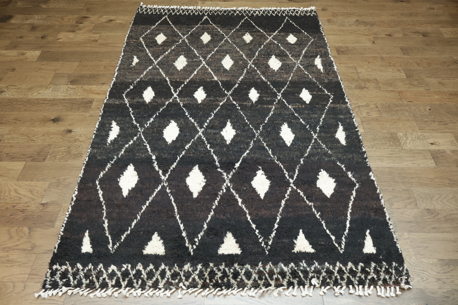 Stylish Geometric Diamond Rug in Black and White for Modern Living Rooms 6x10 ft