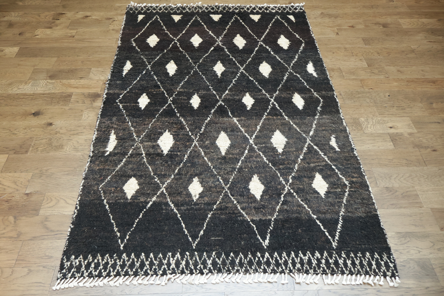Stylish Geometric Diamond Rug in Black and White for Modern Living Rooms 6x10 ft