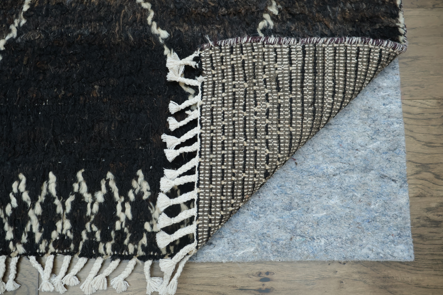 Stylish Geometric Diamond Rug in Black and White for Modern Living Rooms 6x10 ft