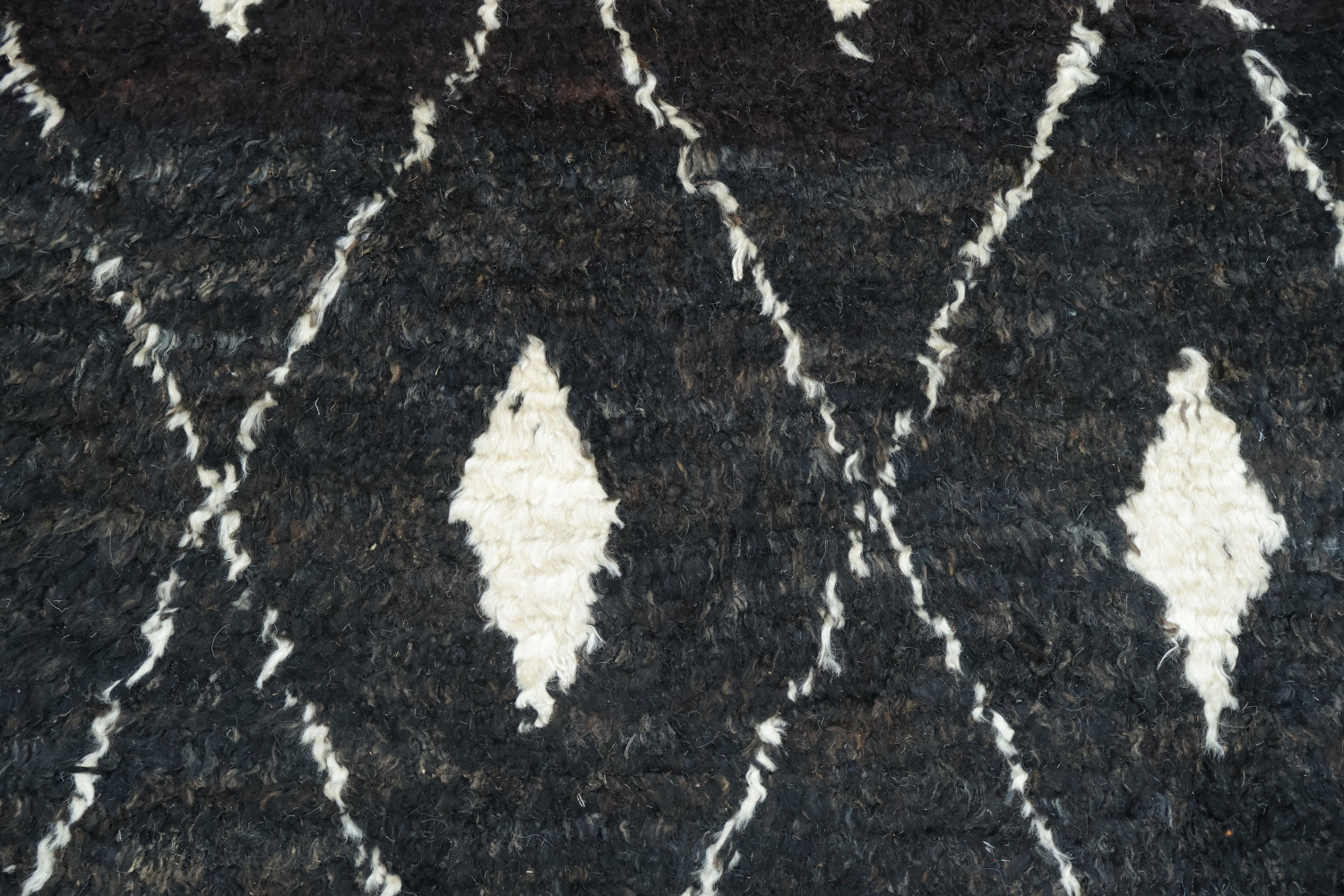 Stylish Geometric Diamond Rug in Black and White for Modern Living Rooms 6x10 ft