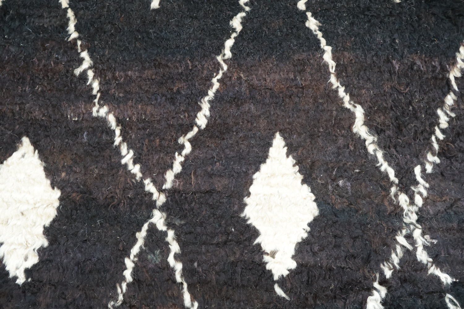 Stylish Geometric Diamond Rug in Black and White for Modern Living Rooms 6x10 ft