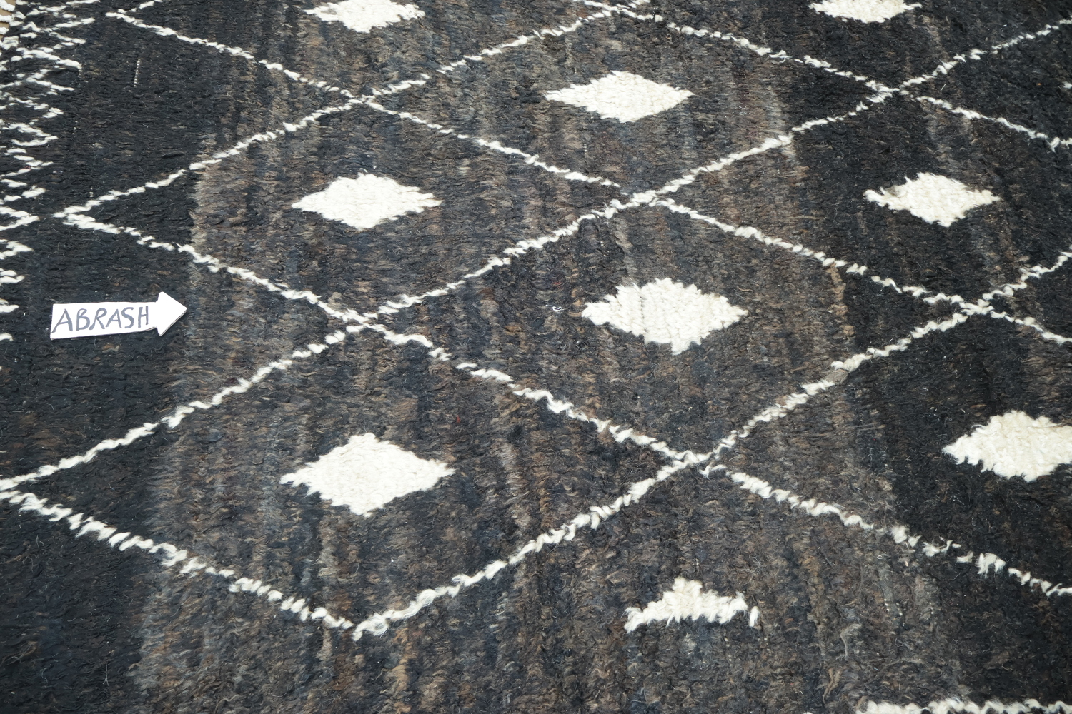 Stylish Geometric Diamond Rug in Black and White for Modern Living Rooms 6x10 ft