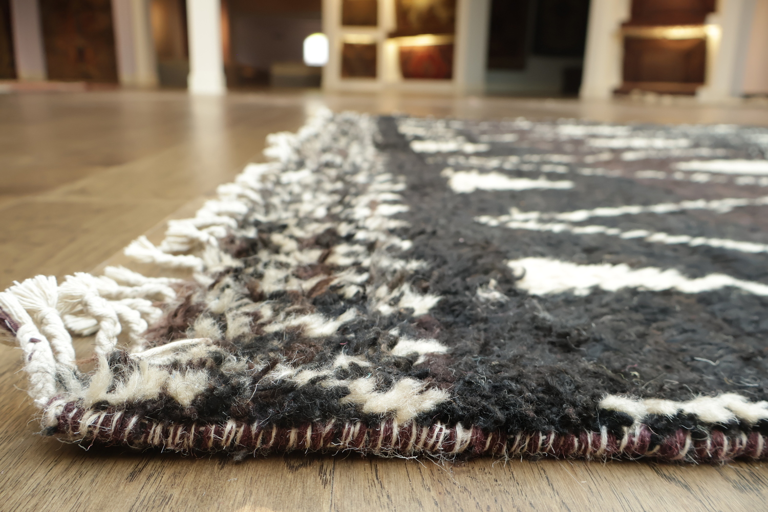 Stylish Geometric Diamond Rug in Black and White for Modern Living Rooms 6x10 ft