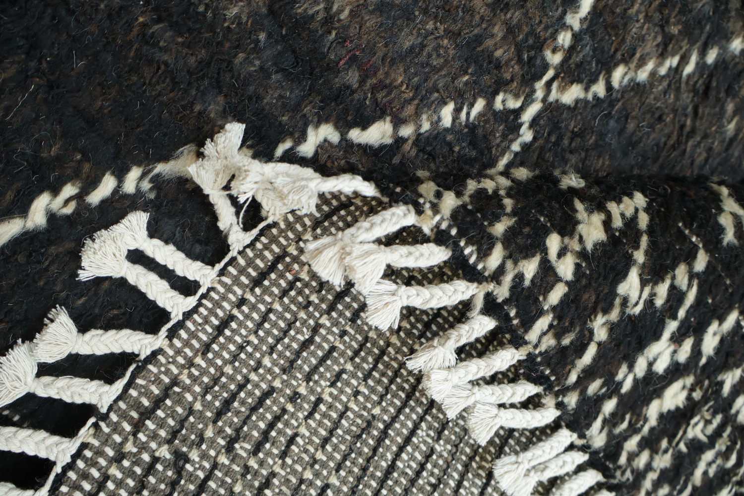 Stylish Geometric Diamond Rug in Black and White for Modern Living Rooms 6x10 ft