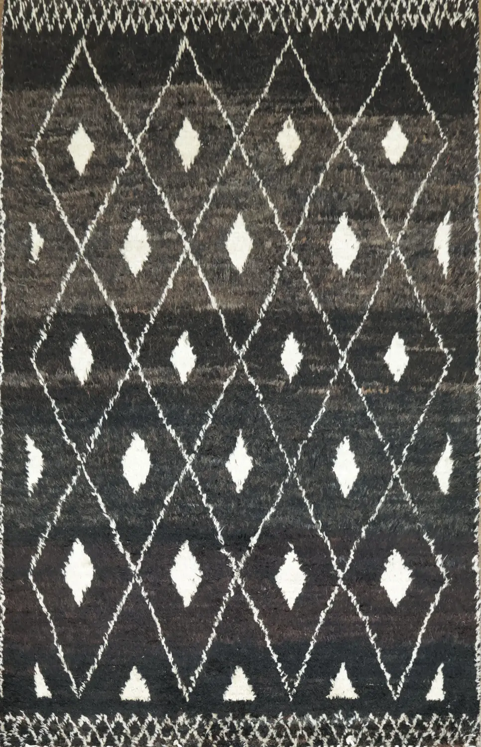 Stylish Geometric Diamond Rug in Black and White for Modern Living Rooms 6x10 ft