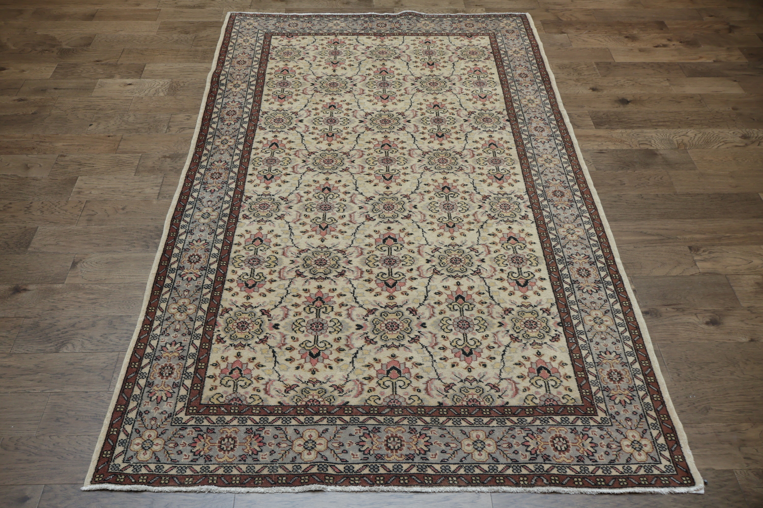 Vintage Inspired Area Rug with Intricate Floral Detailing 6x10