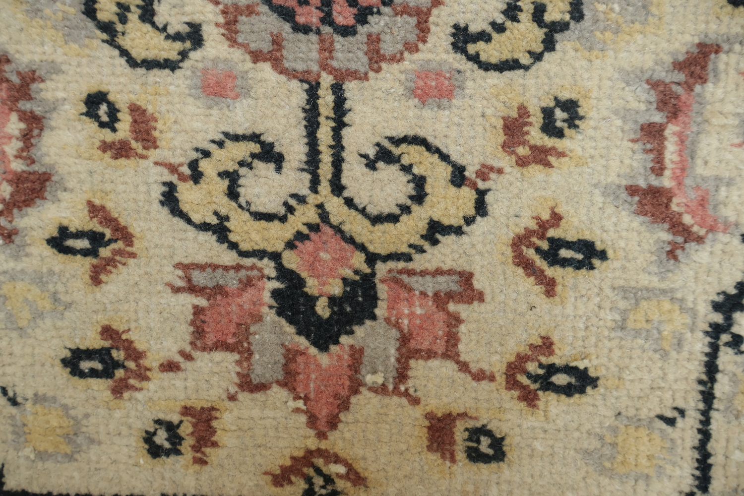 Vintage Inspired Area Rug with Intricate Floral Detailing 6x10