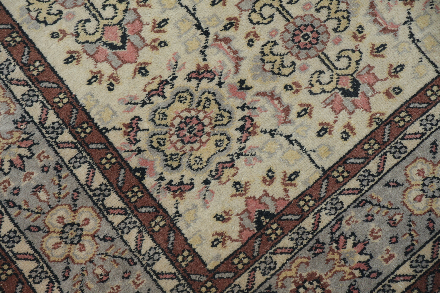Vintage Inspired Area Rug with Intricate Floral Detailing 6x10