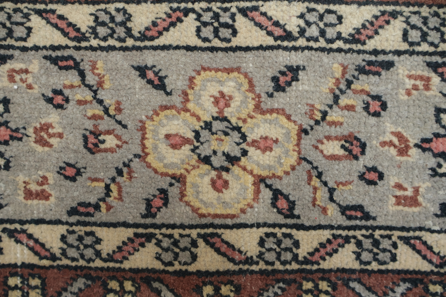 Vintage Inspired Area Rug with Intricate Floral Detailing 6x10
