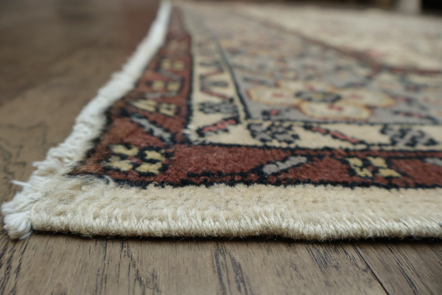 Vintage Inspired Area Rug with Intricate Floral Detailing 6x10