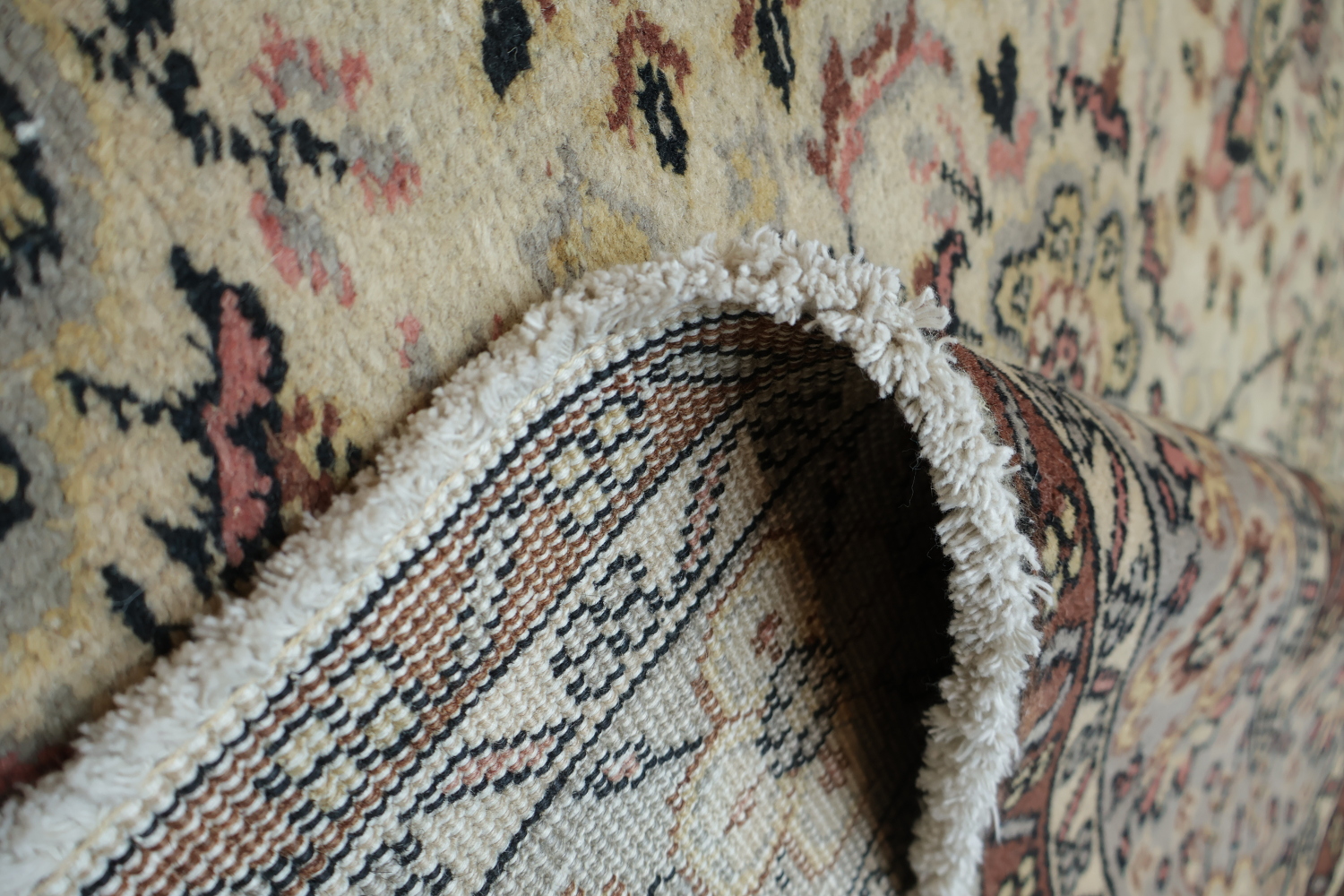 Vintage Inspired Area Rug with Intricate Floral Detailing 6x10