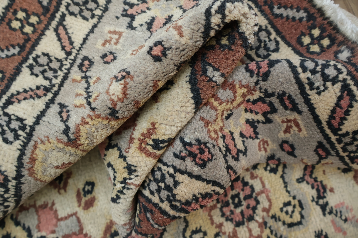Vintage Inspired Area Rug with Intricate Floral Detailing 6x10