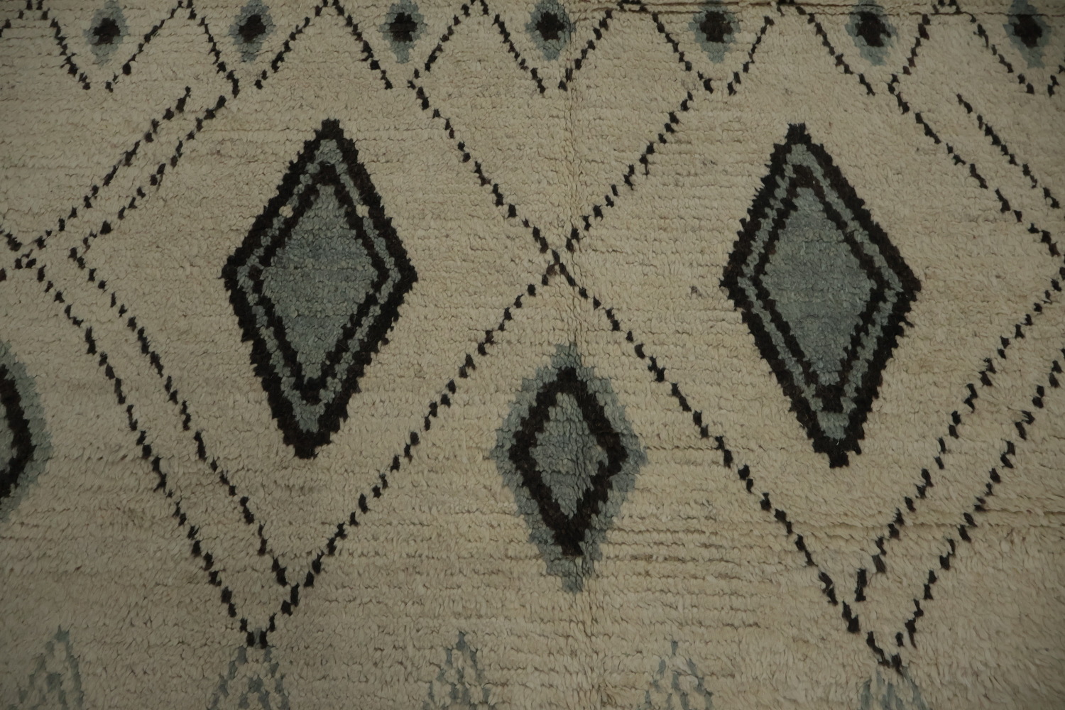 Chic Moroccan Area Rug 6x9 with a Geometric Flair for Living Spaces