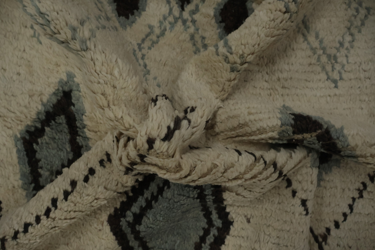 Chic Moroccan Area Rug 6x9 with a Geometric Flair for Living Spaces