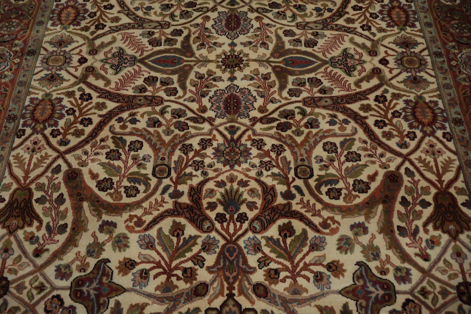 Luxurious Beige Persian Style Rug with Exquisite Details 6x9