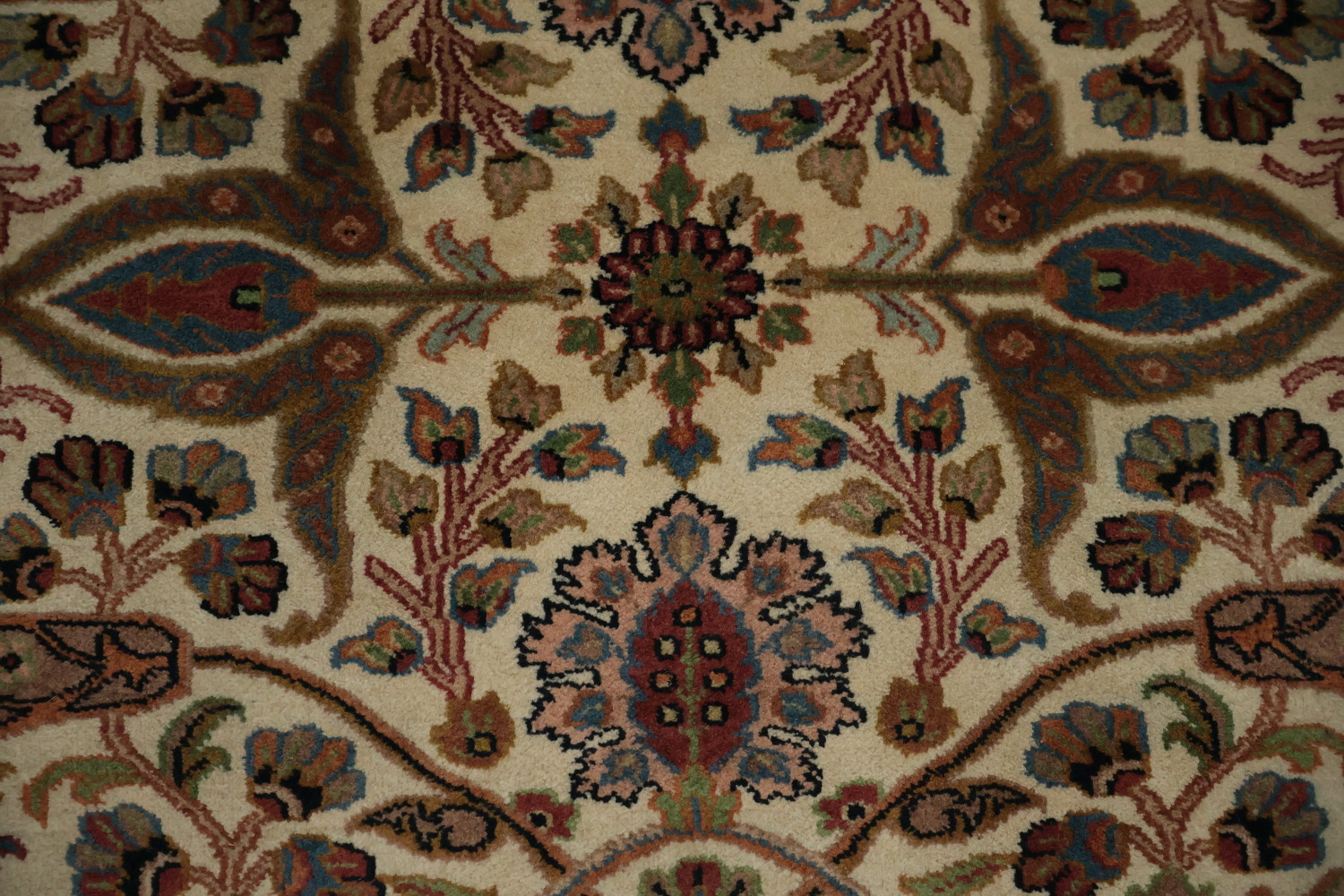 Luxurious Beige Persian Style Rug with Exquisite Details 6x9