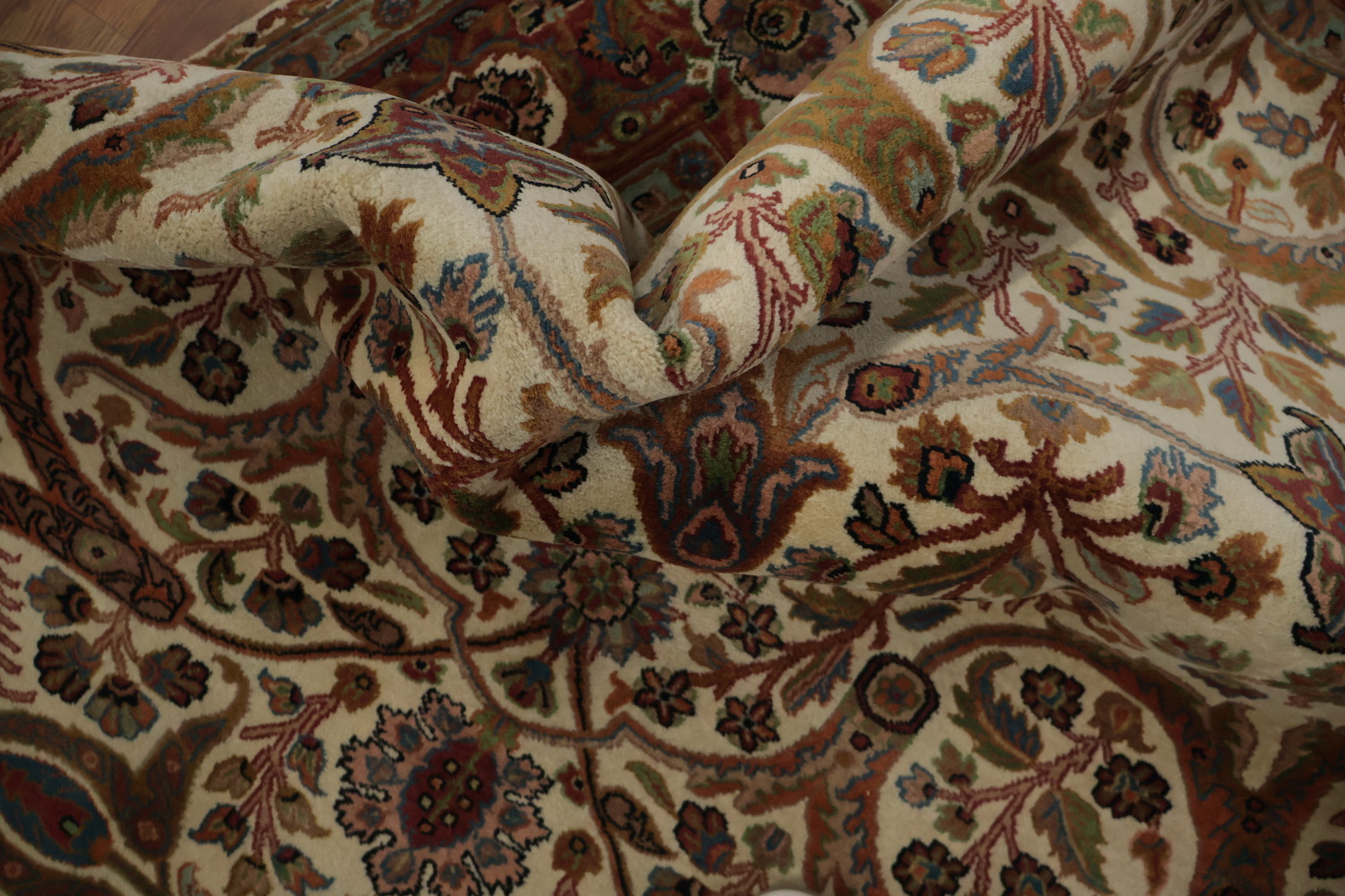 Luxurious Beige Persian Style Rug with Exquisite Details 6x9