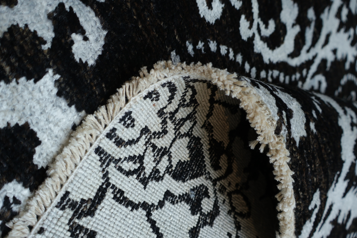 Luxury Damask Print Rug for a Sophisticated Interior 7x10
