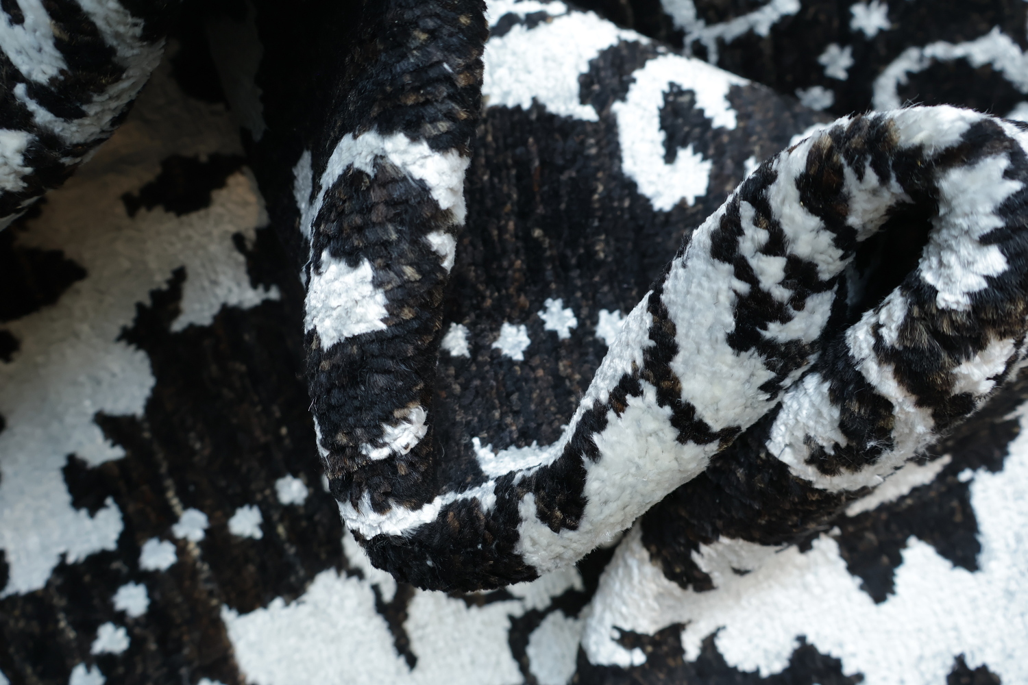 Luxury Damask Print Rug for a Sophisticated Interior 7x10