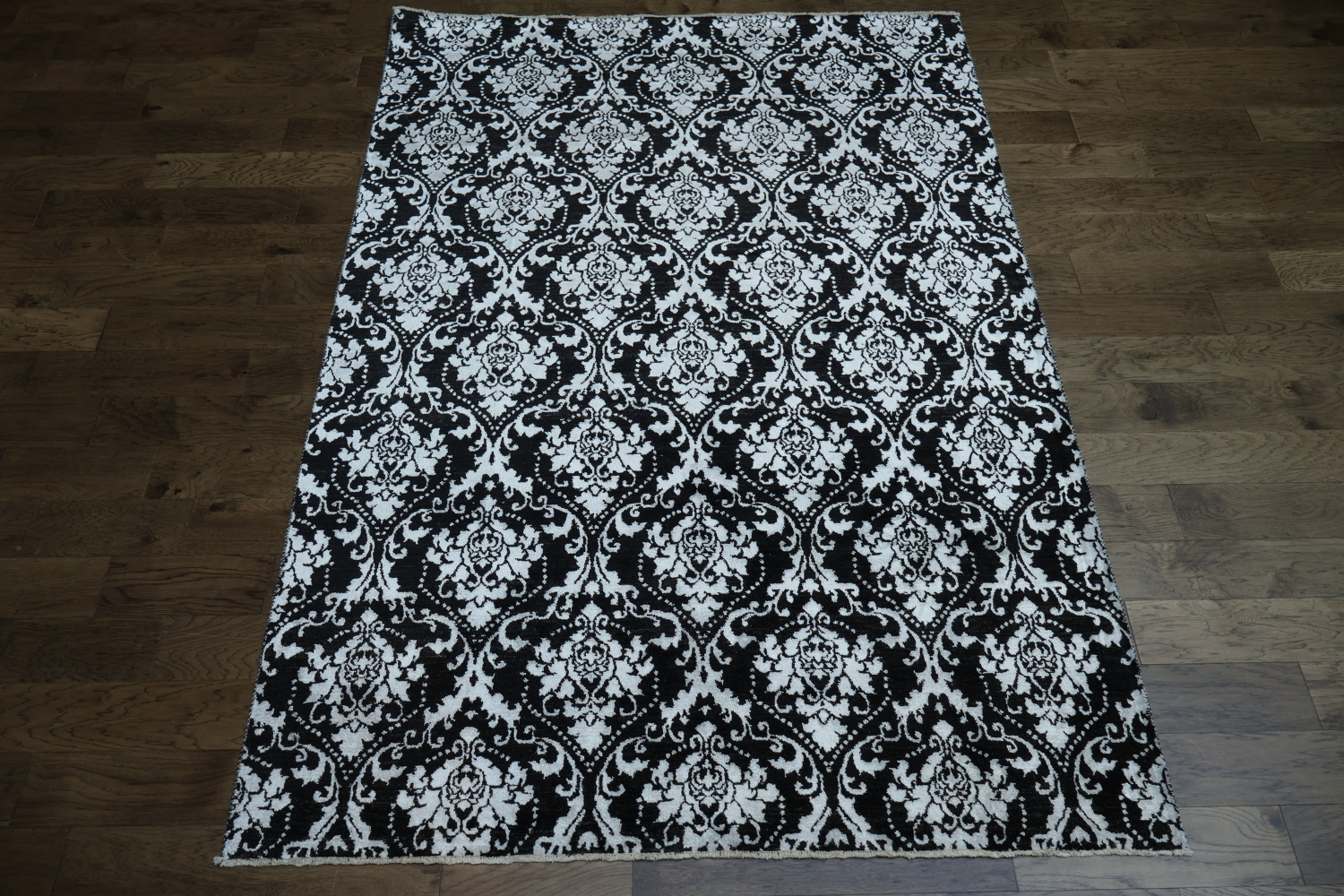 Luxury Damask Print Rug for a Sophisticated Interior 7x10
