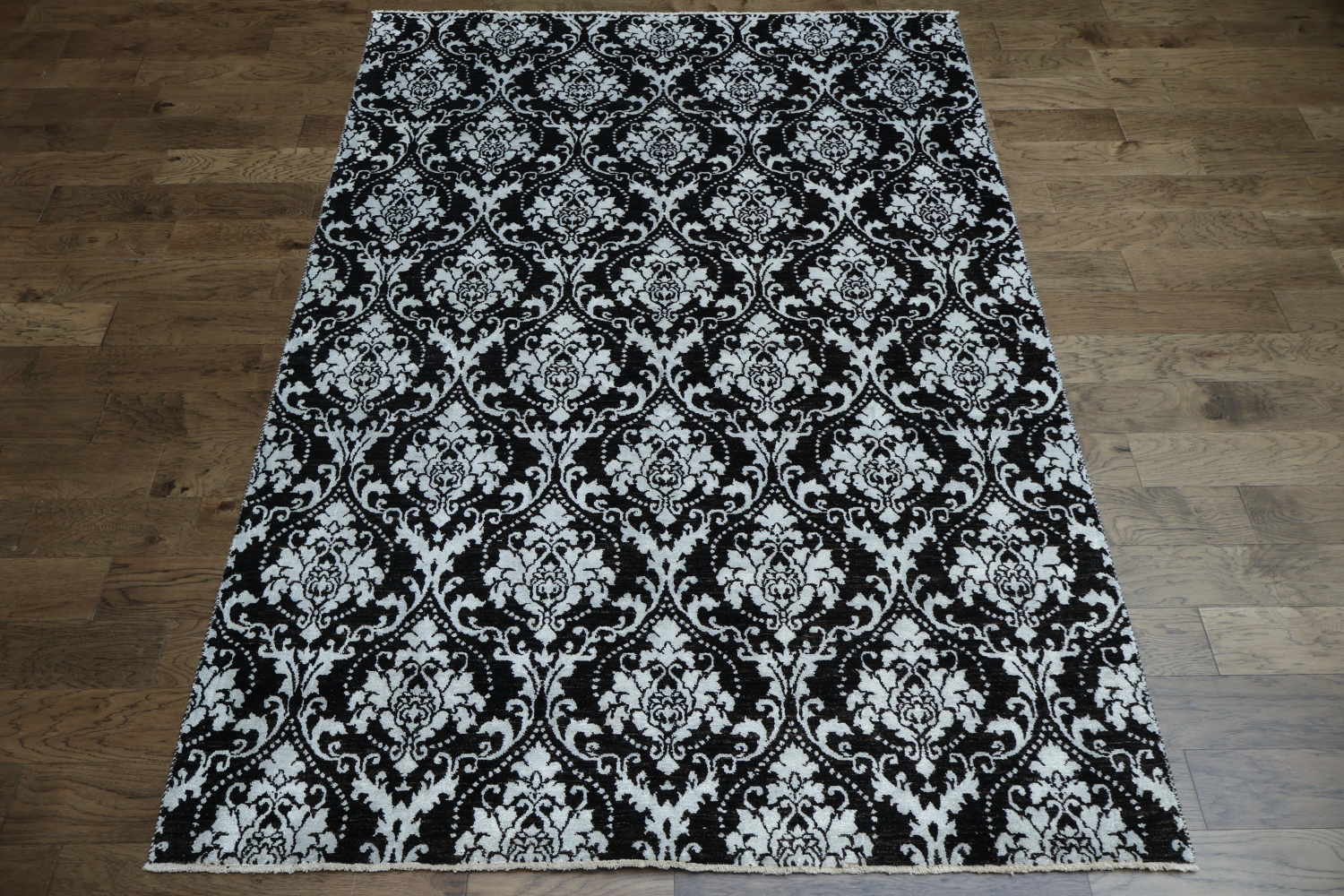 Luxury Damask Print Rug for a Sophisticated Interior 7x10