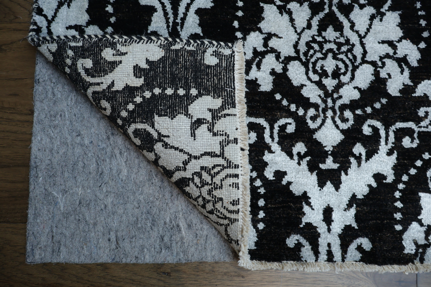 Luxury Damask Print Rug for a Sophisticated Interior 7x10