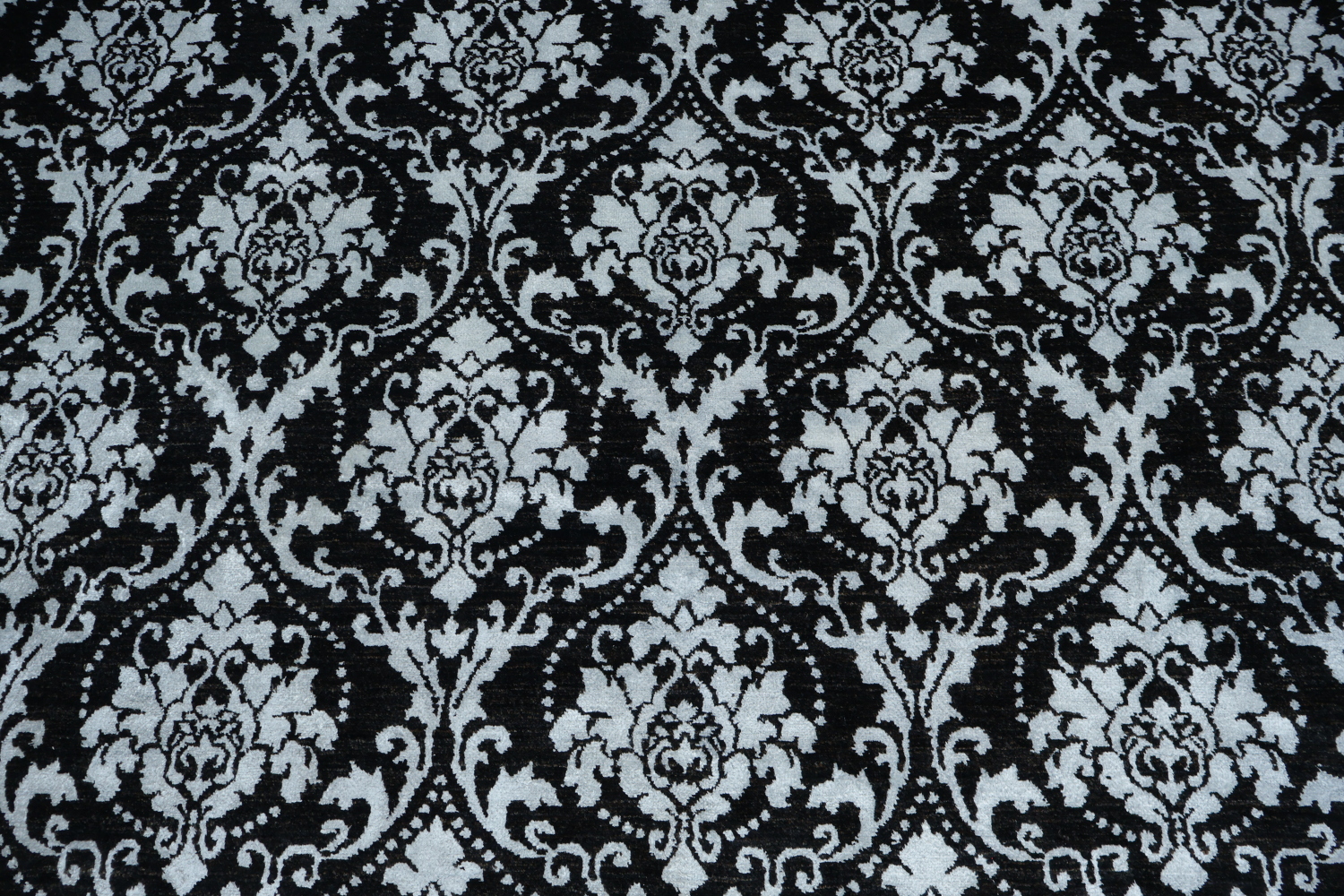 Luxury Damask Print Rug for a Sophisticated Interior 7x10
