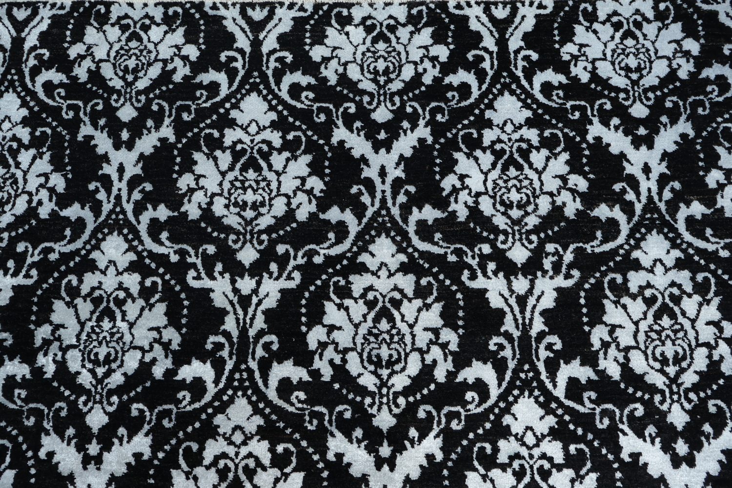 Luxury Damask Print Rug for a Sophisticated Interior 7x10