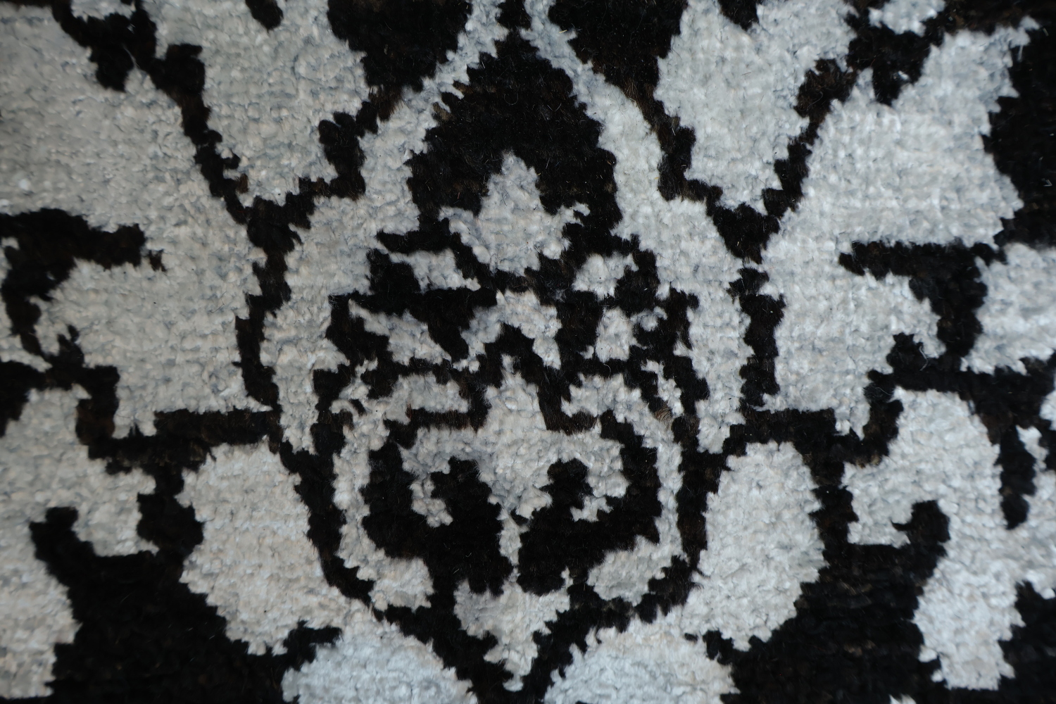 Luxury Damask Print Rug for a Sophisticated Interior 7x10