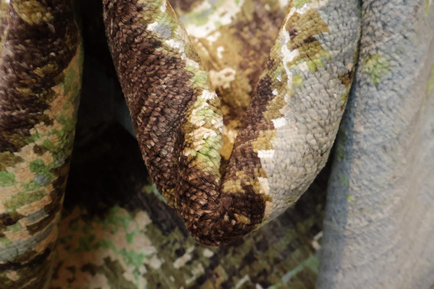 Artistic Swirl Rug Featuring Natural Green and Brown Shades 5x8