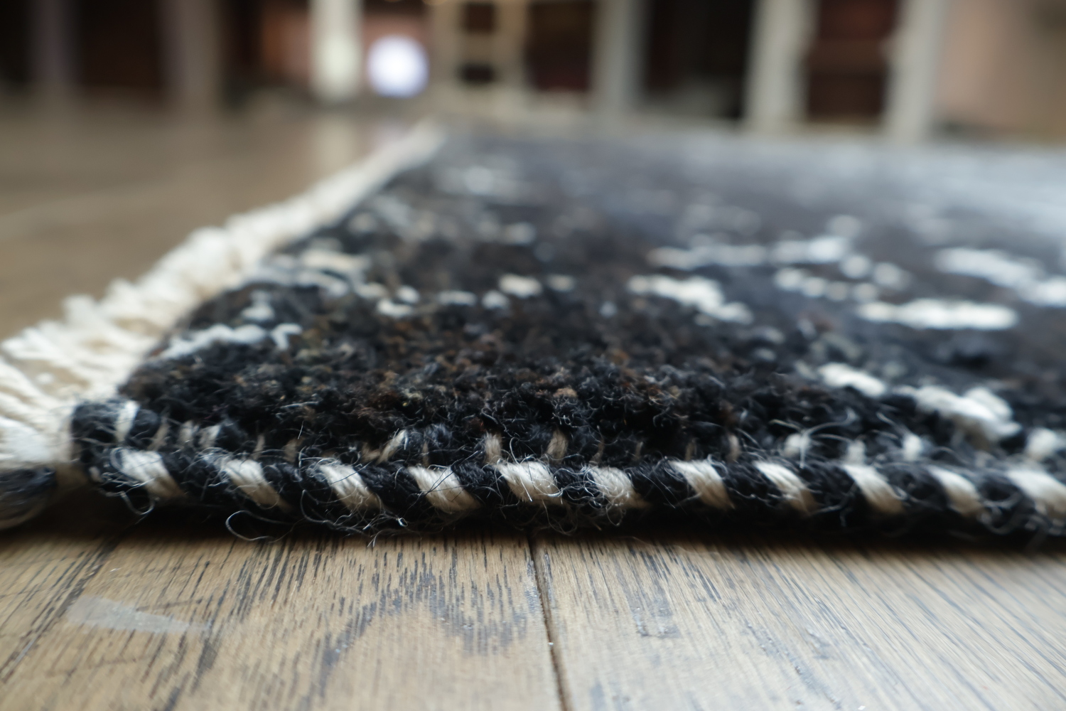 Ornamental Black and White Rug for Timeless Elegance 7x10